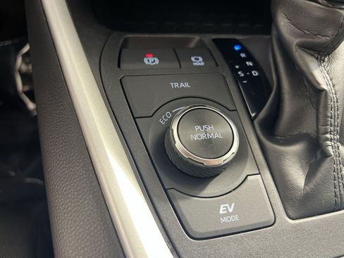 Used 2025 Toyota RAV4 XLE AWD/4WD image 31