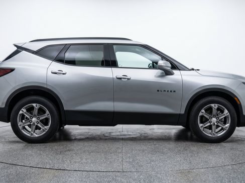 Used 2025 Chevrolet Blazer LT FWD image 11