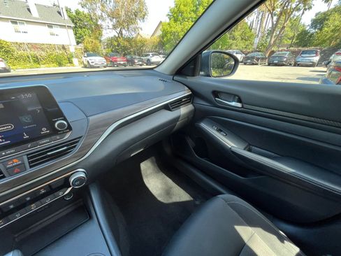 Used 2025 Nissan Altima 2.5 SV FWD image 34