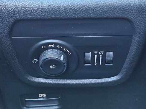 Used 2022 Jeep Grand Cherokee Limited image 23