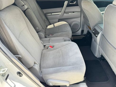Used 2012 Toyota Highlander FWD w/ Tech Pkg image 18