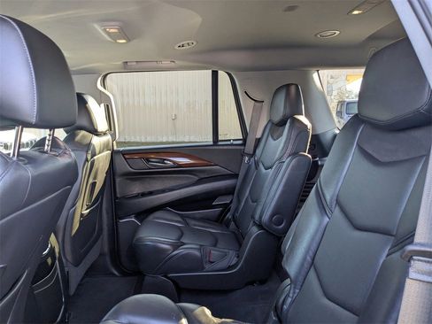 Used 2018 Cadillac Escalade Luxury image 14