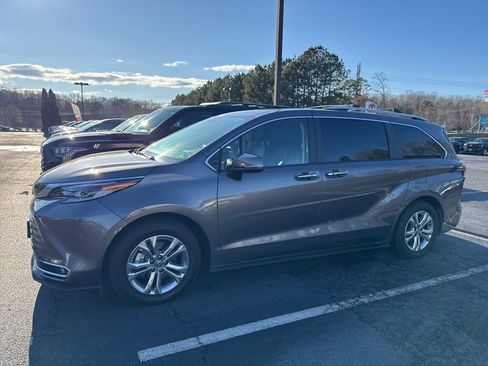 Used 2023 Toyota Sienna Platinum image 5