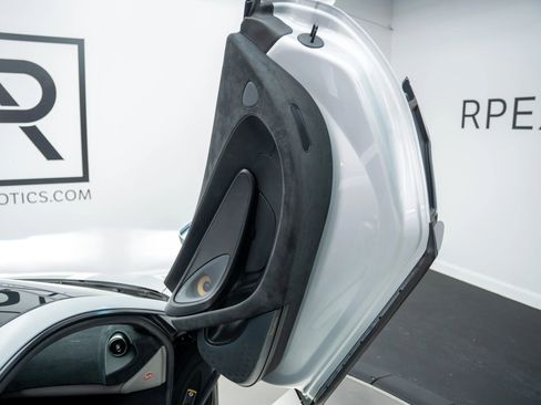 Used 2017 McLaren 570S image 24