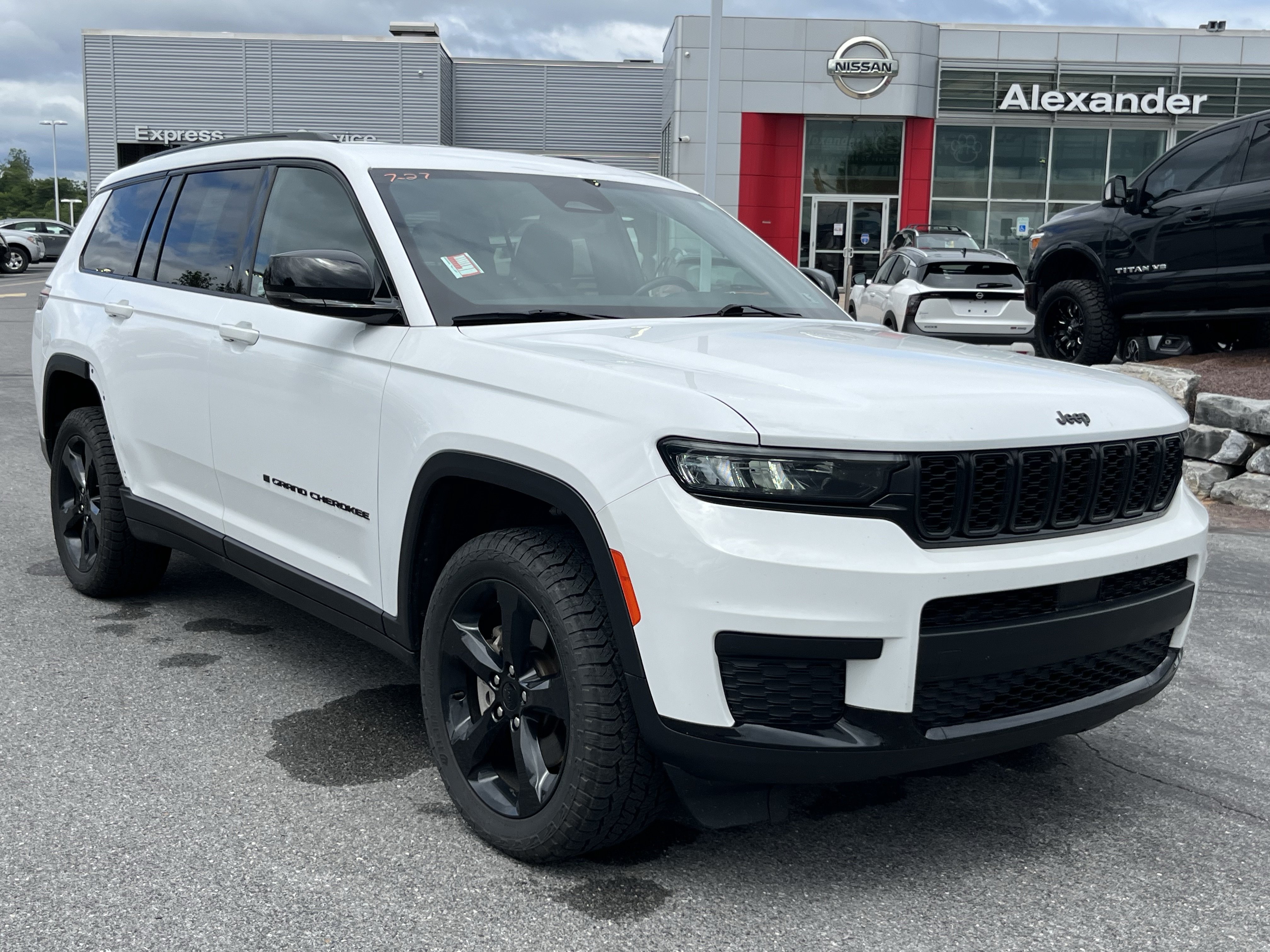Used 2022 Jeep Grand Cherokee L Laredo AWD/4WD image 1