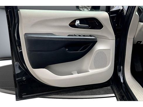 Used 2023 Chrysler Pacifica Limited FWD image 21