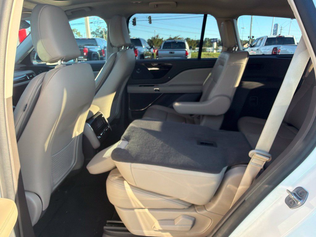 Used 2023 Lincoln Aviator Reserve w/ Equipment Group 201A RWD image 17