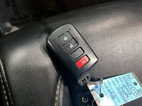 Used 2019 Toyota Highlander XLE AWD/4WD image 15