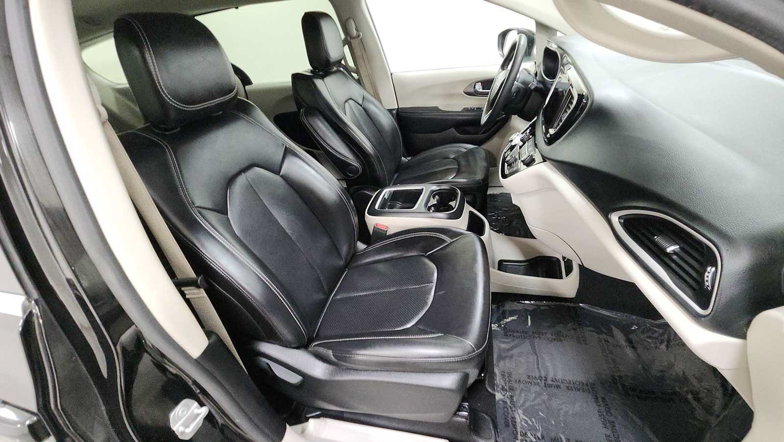 Used 2023 Chrysler Pacifica Touring-L FWD image 29