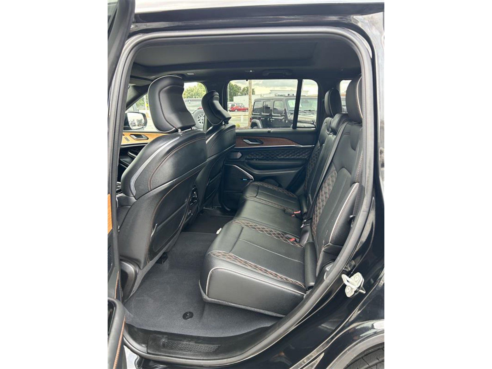 Used 2023 Jeep Grand Cherokee Summit AWD/4WD image 11