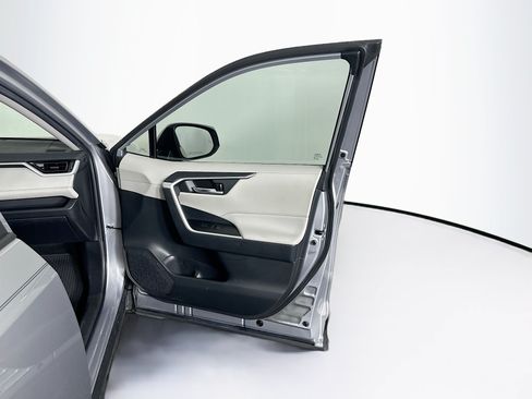 Used 2023 Toyota RAV4 XLE Premium FWD image 31