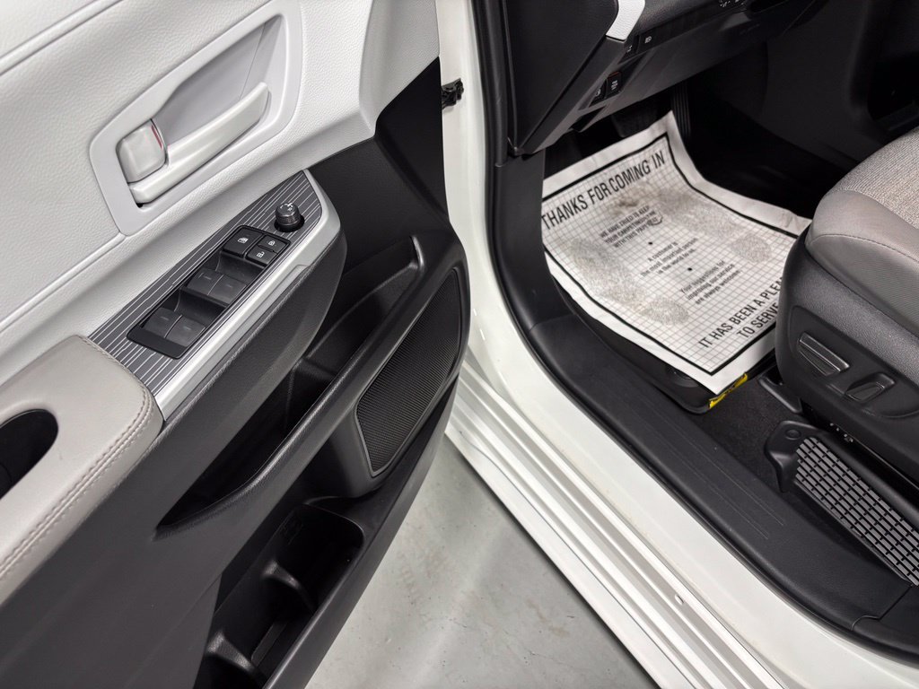 Used 2026 Toyota Sienna LE FWD image 9