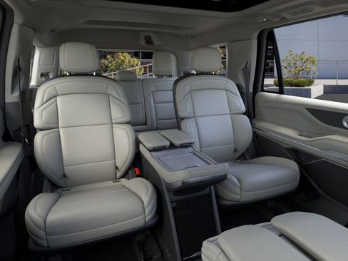 New 2025 Lincoln Navigator Reserve image 10