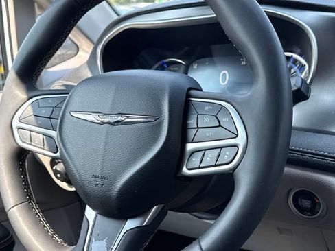 Used 2024 Chrysler Pacifica Limited FWD image 13