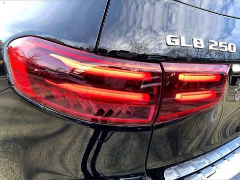 Used 2025 Mercedes-Benz GLB 250 4MATIC image 25