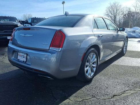 Used 2018 Chrysler 300 Limited image 19