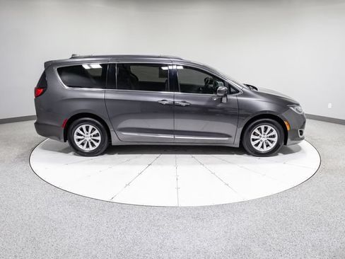 Used 2017 Chrysler Pacifica Touring-L FWD image 7