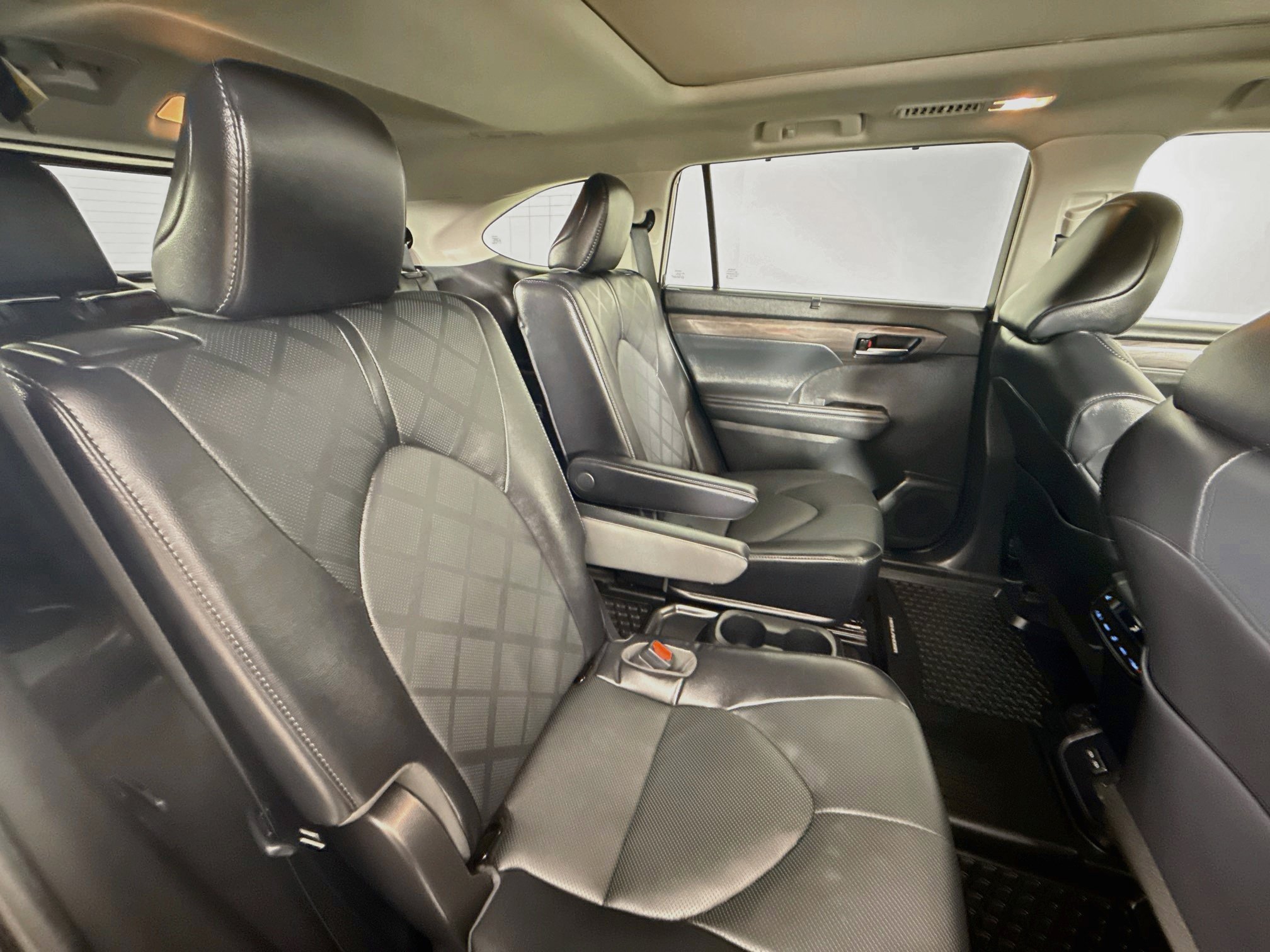 Used 2022 Toyota Highlander Limited AWD/4WD image 30