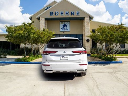 Used 2023 Mitsubishi Outlander SE image 4