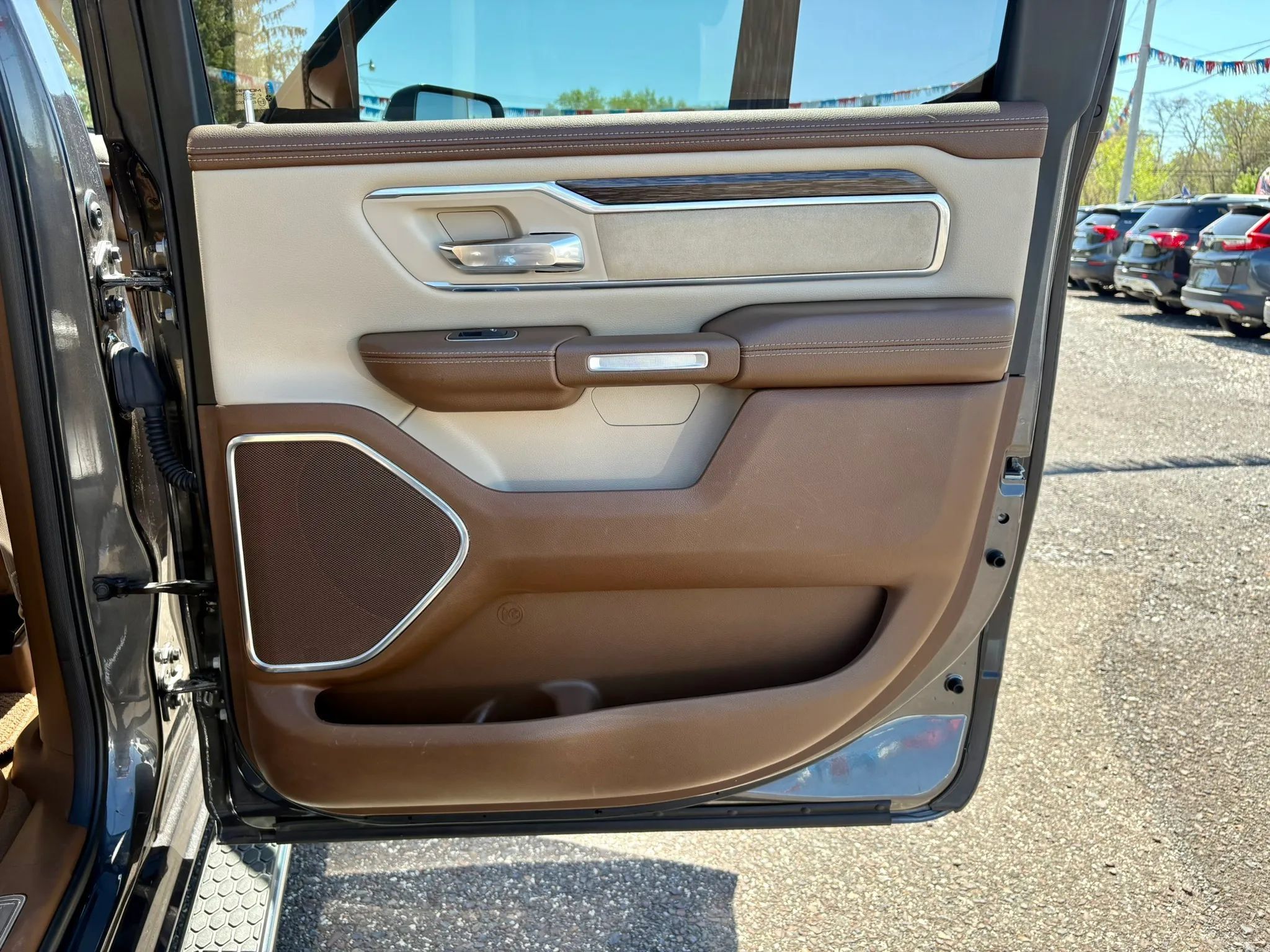 Used 2019 RAM 1500 Laramie AWD/4WD image 12