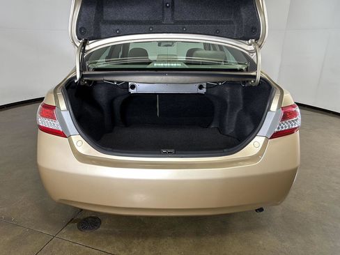 Used 2011 Toyota Camry LE FWD image 15