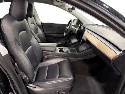 Certified 2021 Tesla Model Y Long Range AWD/4WD image 13