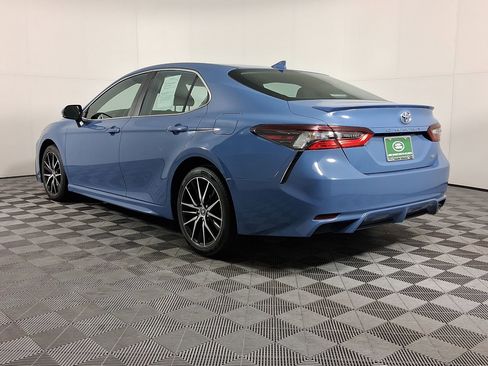 Used 2024 Toyota Camry SE image 3