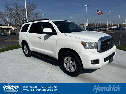 Used 2017 Toyota Sequoia SR5 w/ Premium Package image 1
