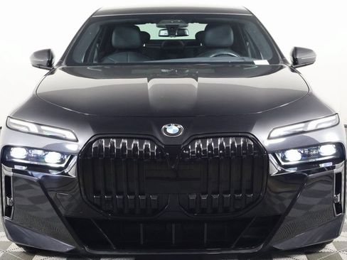 Certified 2023 BMW 760i xDrive AWD/4WD image 2