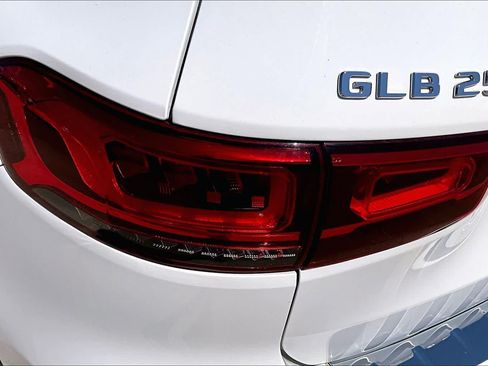 Used 2021 Mercedes-Benz GLB 250 4MATIC w/ Premium Package image 29