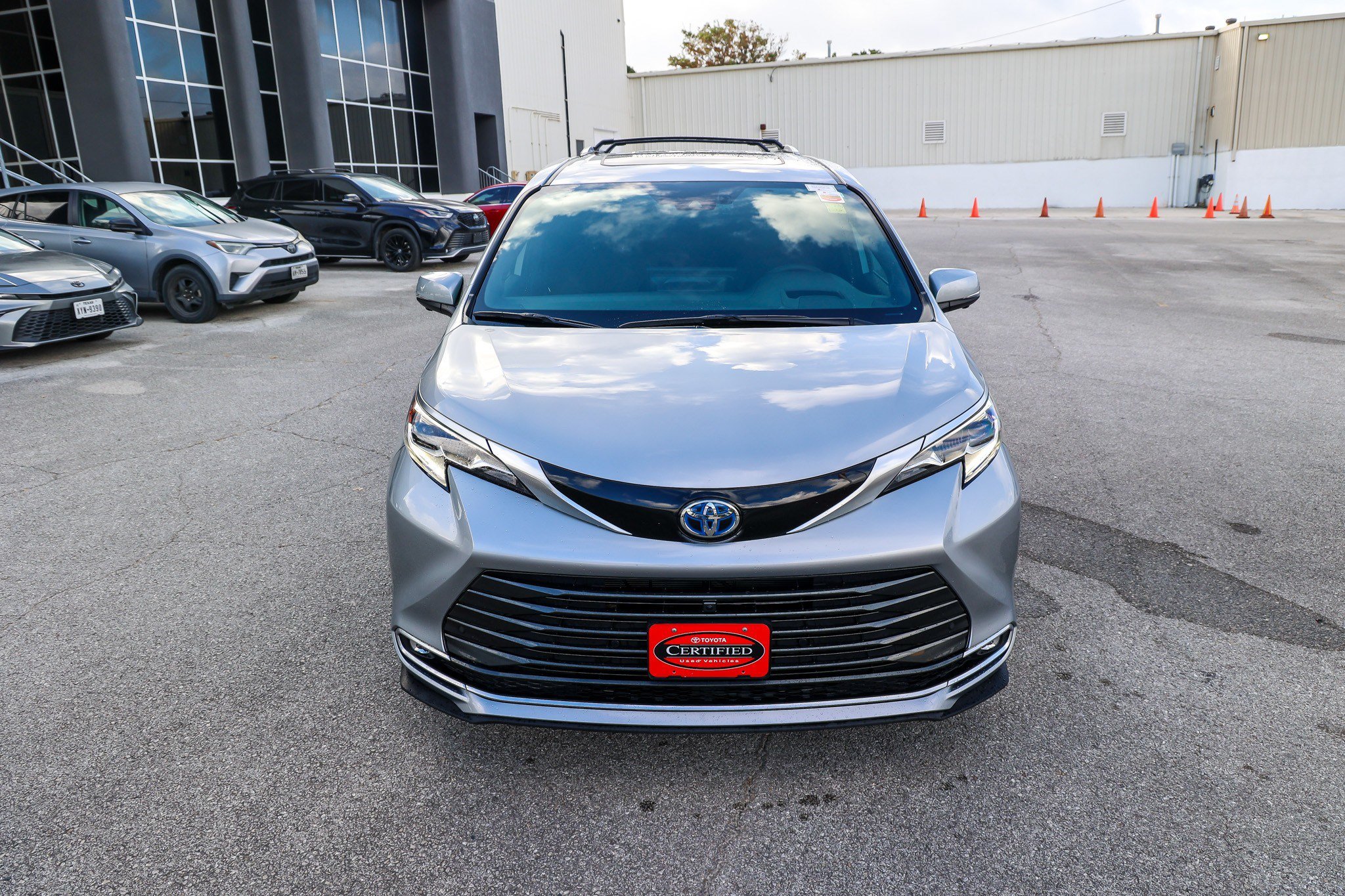 Certified 2025 Toyota Sienna Platinum FWD image 4