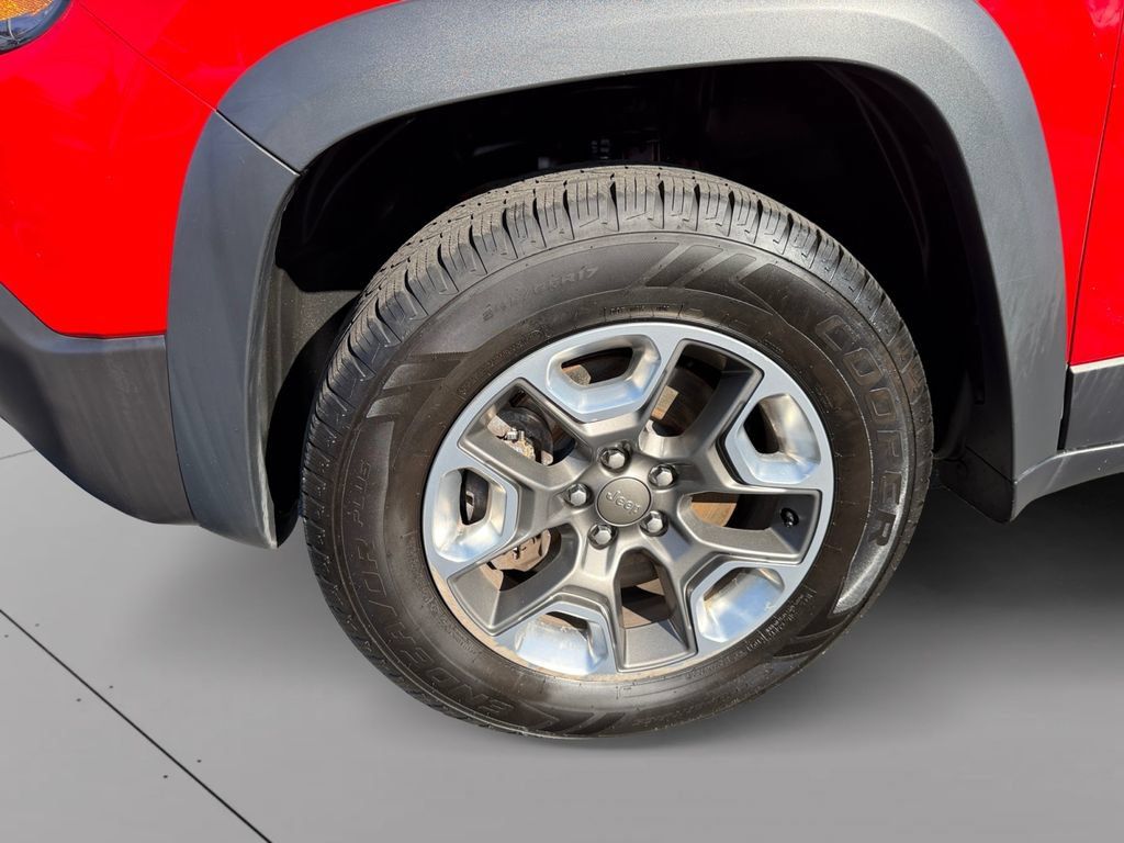 Used 2019 Jeep Cherokee Trailhawk w/ Comfort/Convenience Group AWD/4WD image 9