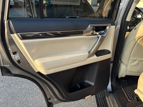 Used 2022 Lexus GX 460 Premium w/ Premium Package image 15
