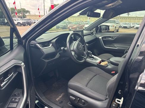 Used 2022 Toyota RAV4 SE AWD/4WD image 4