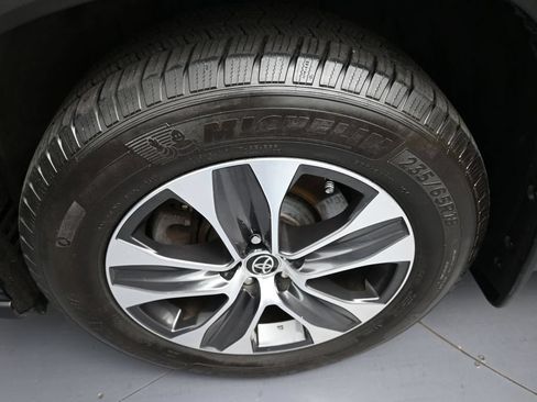 Certified 2020 Toyota Highlander XLE AWD/4WD image 14