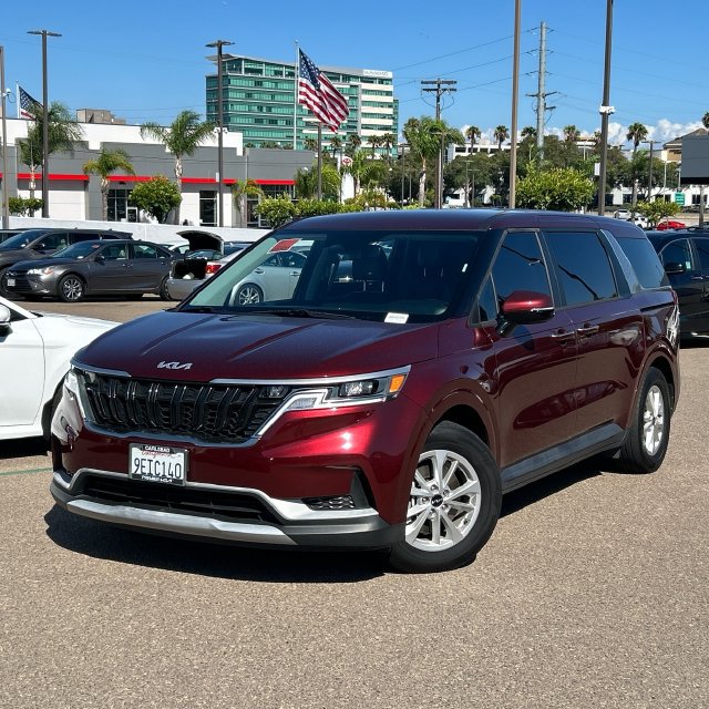 Used 2023 Kia Carnival LX FWD image 1