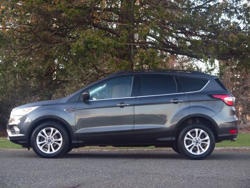 Used 2017 Ford Escape SE w/ Equipment Group 201A image 2