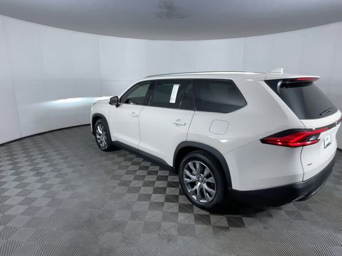 Used 2024 Toyota Grand Highlander AWD image 7