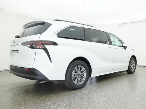 New 2026 Toyota Sienna XLE image 25