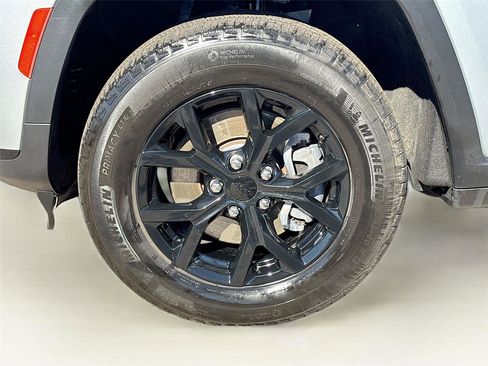 Used 2024 Jeep Grand Cherokee L Laredo image 33