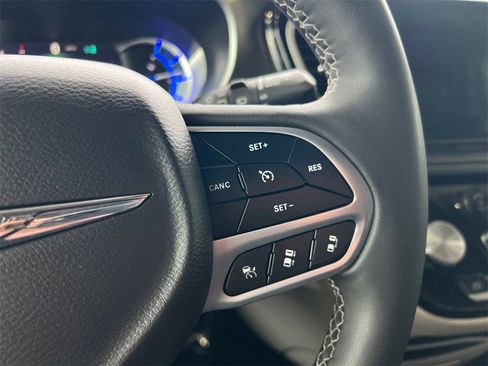 Used 2024 Chrysler Pacifica Select image 30