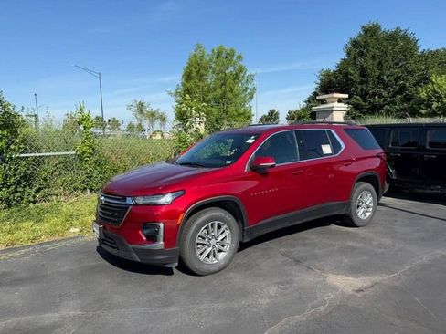 Used 2023 Chevrolet Traverse LT FWD image 2