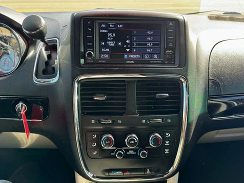 Used 2018 Dodge Grand Caravan SXT image 12