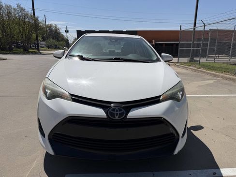Used 2018 Toyota Corolla LE image 2