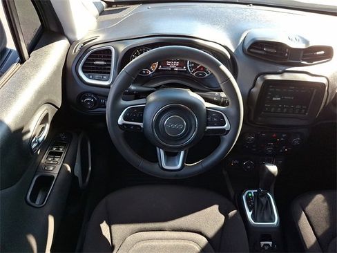 Used 2021 Jeep Renegade Latitude image 2