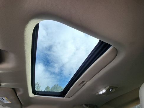 Used 2011 Chrysler 200 Limited image 33