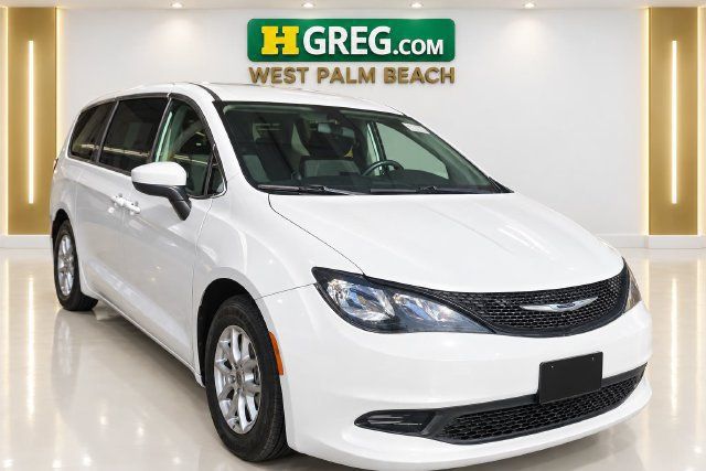 Used 2022 Chrysler Voyager LX FWD image 4