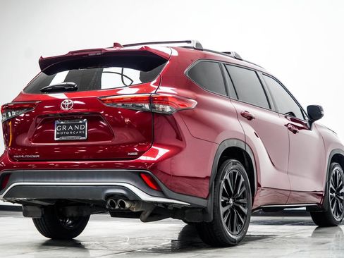 Used 2023 Toyota Highlander XSE FWD image 13