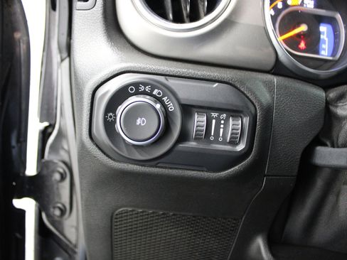 Used 2019 Jeep Wrangler Unlimited Sahara AWD/4WD image 8