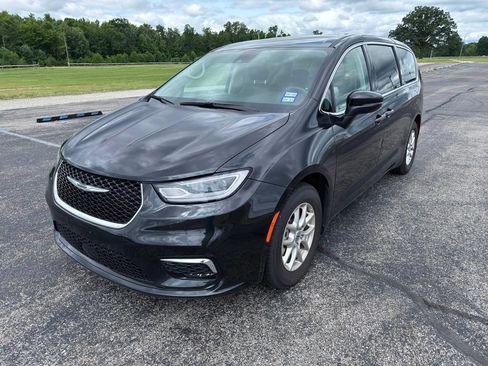 Used 2023 Chrysler Pacifica Touring-L FWD image 13